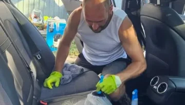 Curățare manuală a unei banchete auto cu tapițerie textilă în Oradea