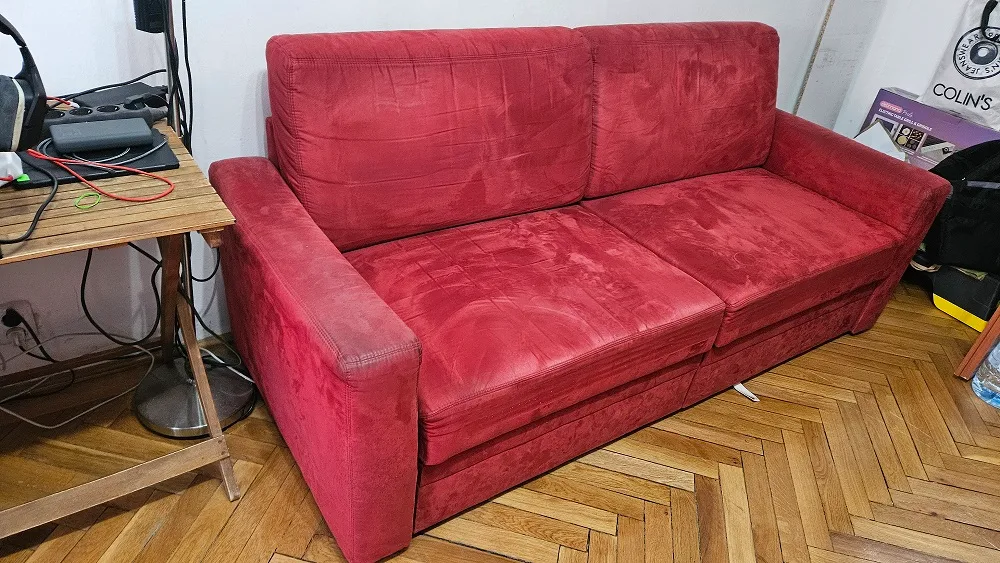 Curățare profesională canapea roșie – OradeaCuAbur