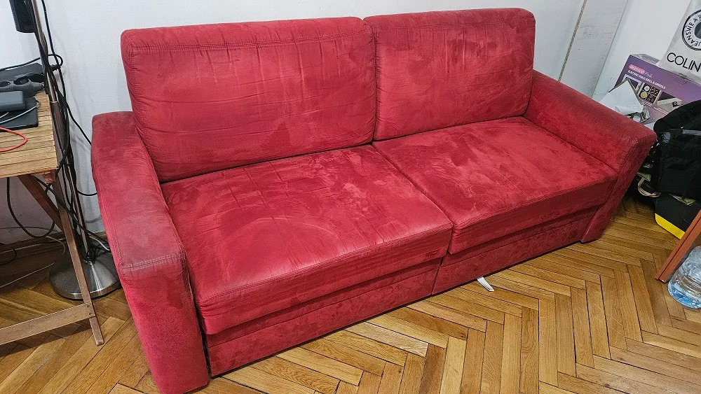 Curățare profesională canapea roșie – OradeaCuAbur