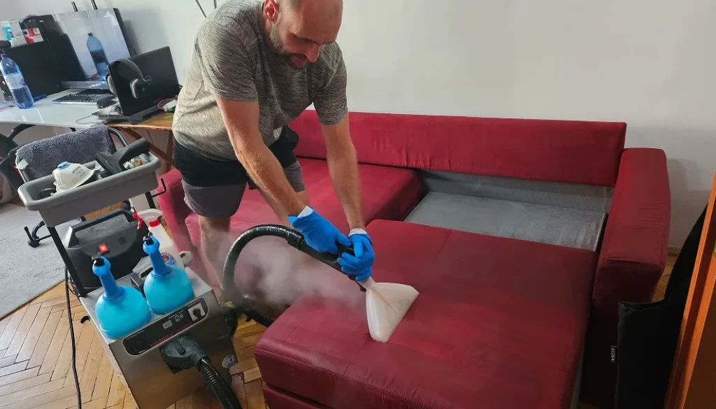 Proces de curățare a tapițeriei unei canapele roșii