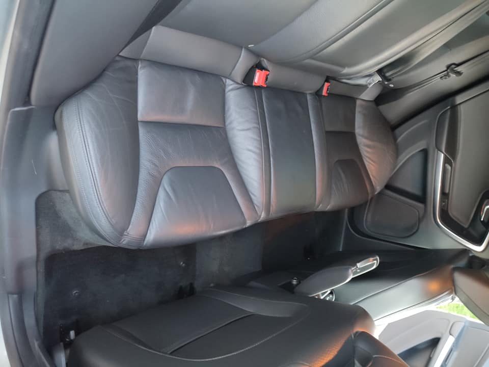 Banchetă textilă după procesul profesional de curățare și igienizare a tapițeriei auto realizat de OradeaCuAbur în Oradea.