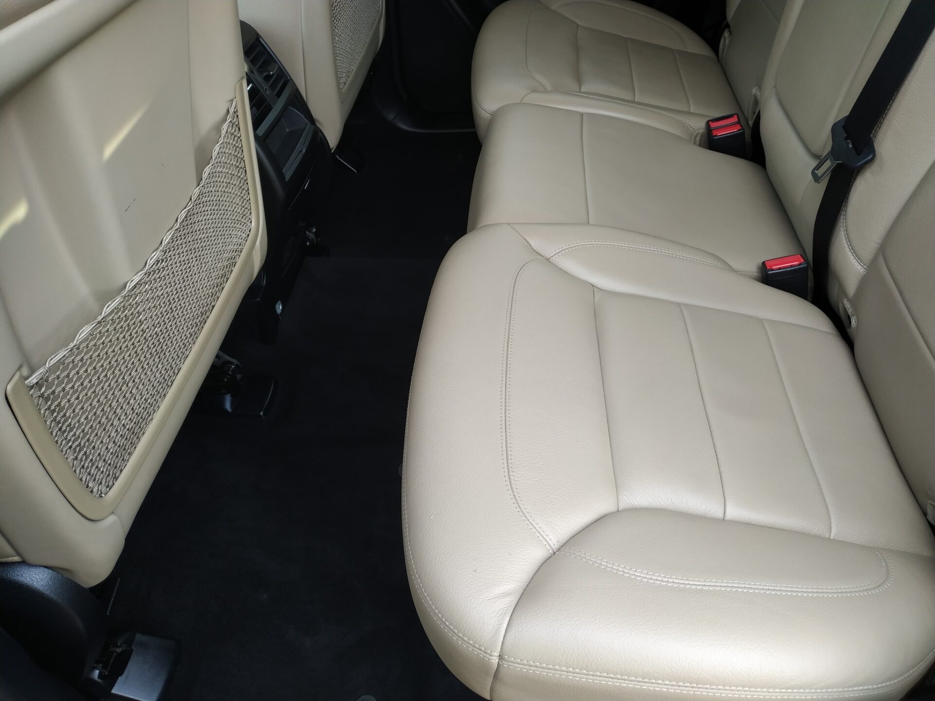Detailing interior auto pentru tapițerie din piele în Oradea