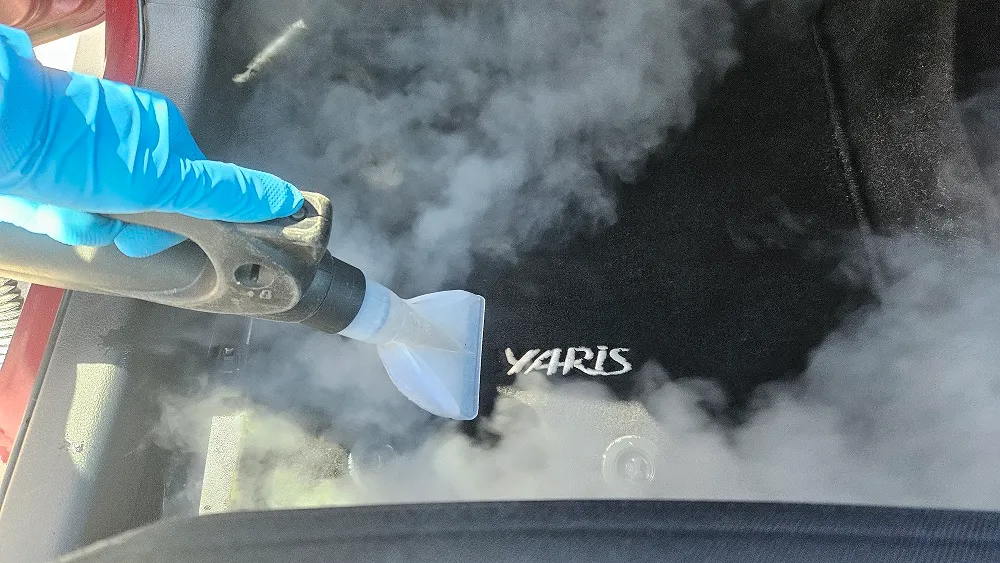 Curățare în zona pardoselii unui Toyota Yaris