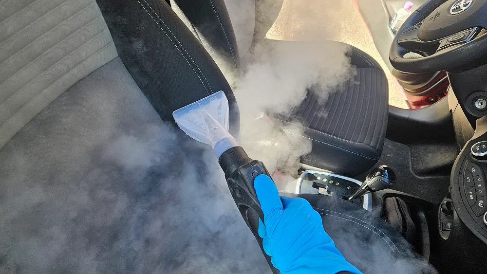 Curățare a tapițeriei unui scaun Toyota Yaris cu abur și extracție
