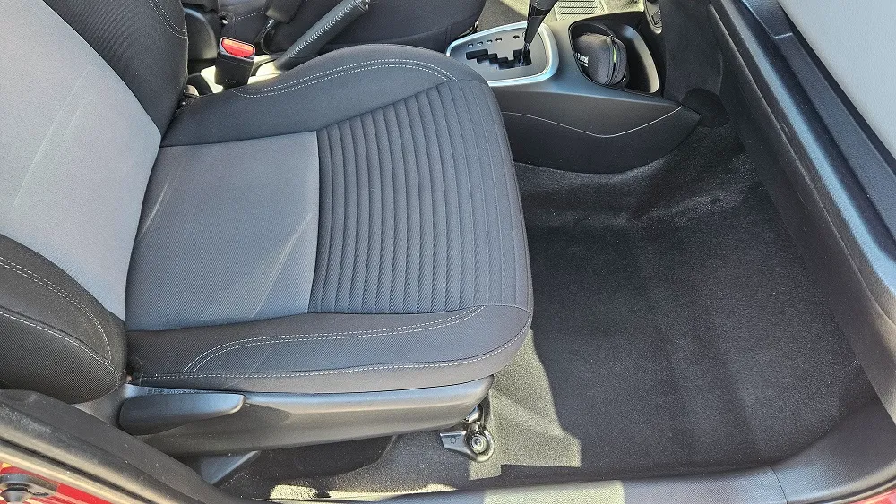 Tapițeria scaunului față și interiorul Toyota Yaris după curățare