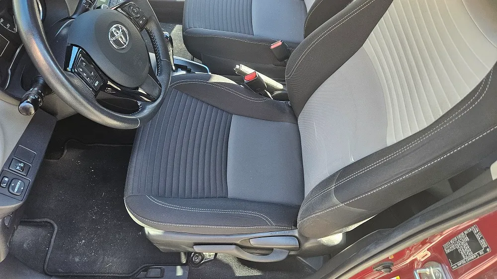 Scaun șofer Toyota Yaris înainte de curățarea tapițeriei