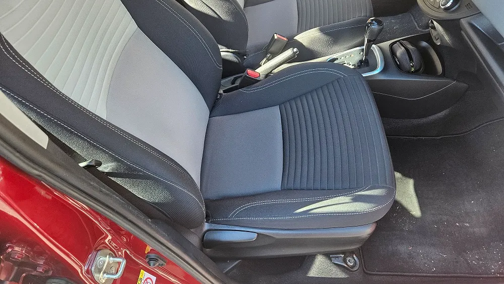 Tapițeria scaunului față și interiorul Toyota Yaris după curățare